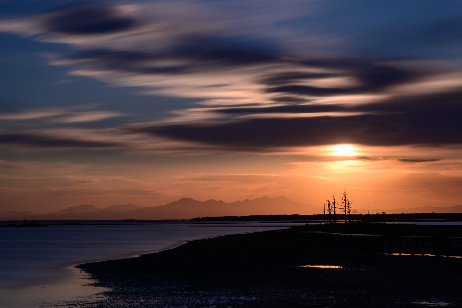 「野付半島の夕日と桟橋」の写真