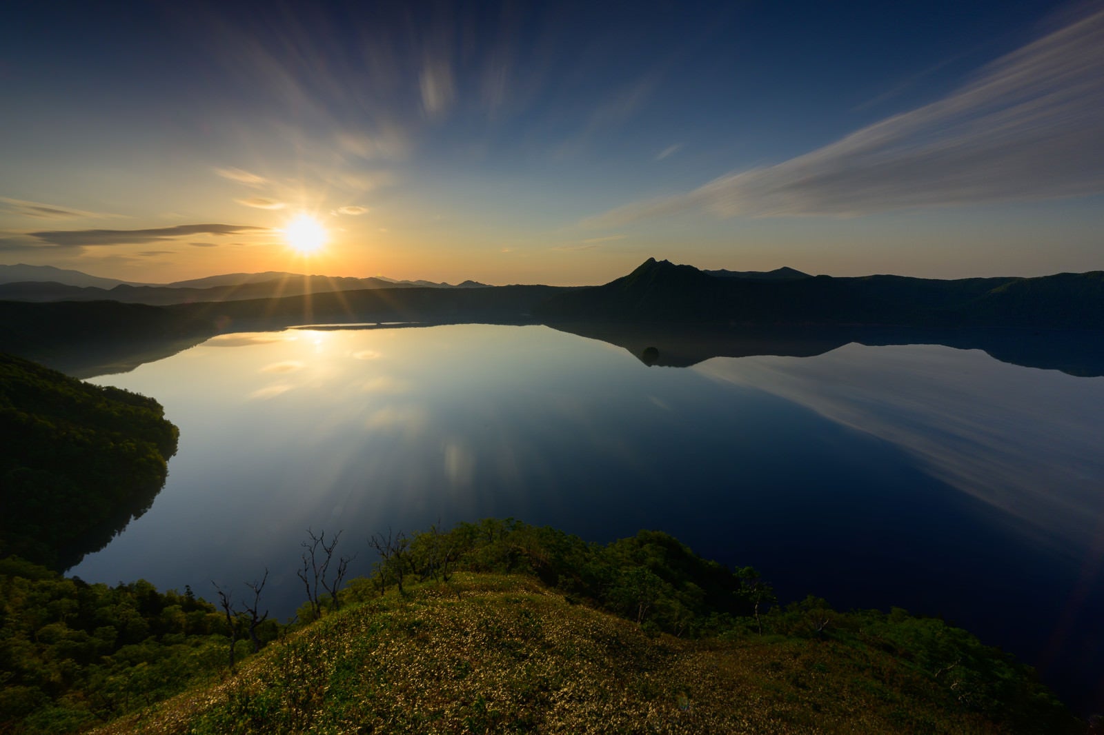「朝日が昇る摩周湖（北海道川上郡弟子屈町）」の写真
