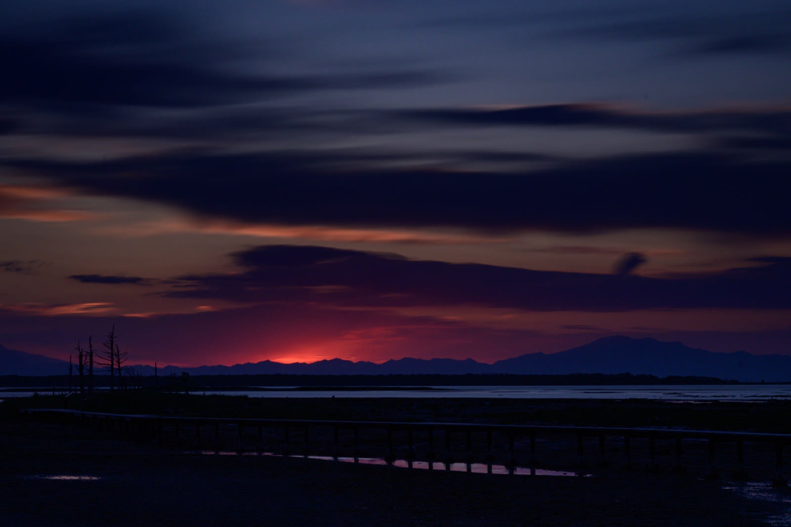 「日没の野付半島と桟橋」の写真