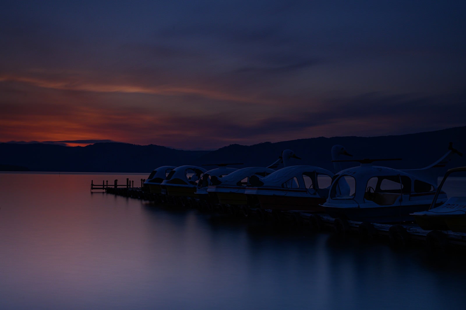 「日の出前の支笏湖とスワンボート（北海道千歳市）」の写真