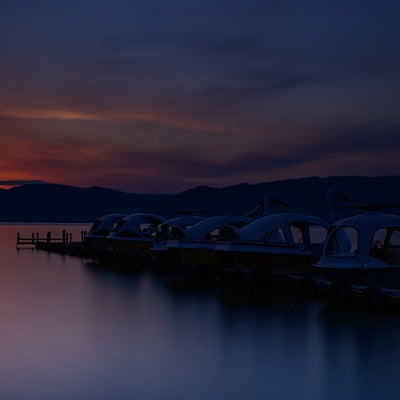 日の出前の支笏湖とスワンボート（北海道千歳市）の写真