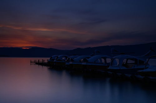 日の出前の支笏湖とスワンボート（北海道千歳市）の写真