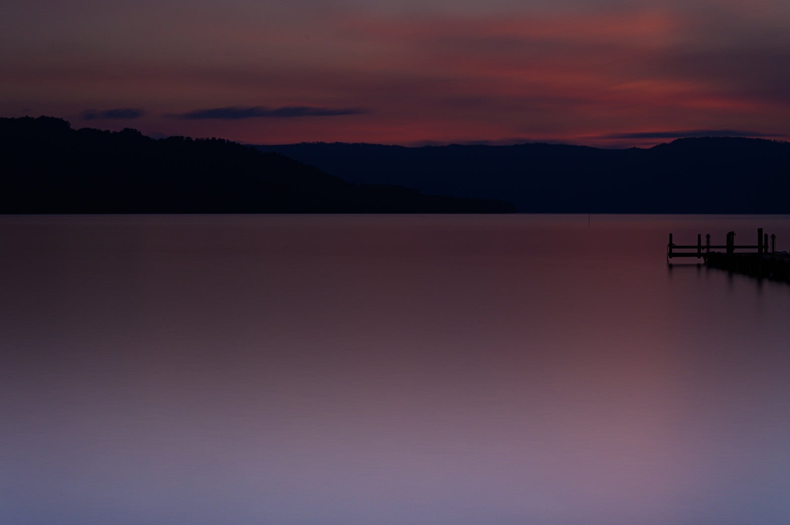 「朝焼けに染まる空と支笏湖（北海道千歳市）」の写真