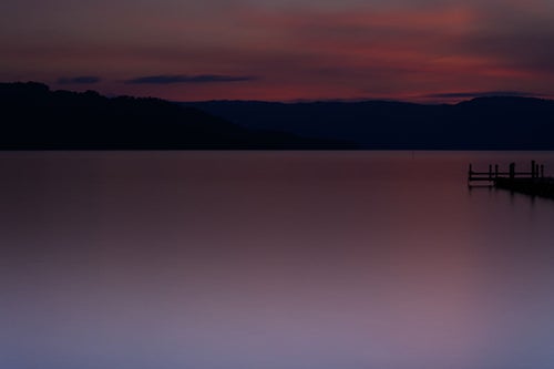 朝焼けに染まる空と支笏湖（北海道千歳市）の写真