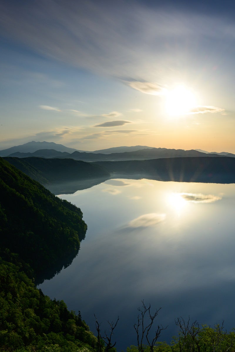 「摩周湖に映る朝焼けとサンライズ（北海道川上郡弟子屈町）」の写真