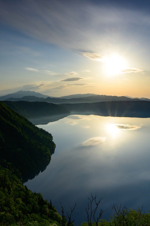 摩周湖に映る朝焼けとサンライズ（北海道川上郡弟子屈町）の写真