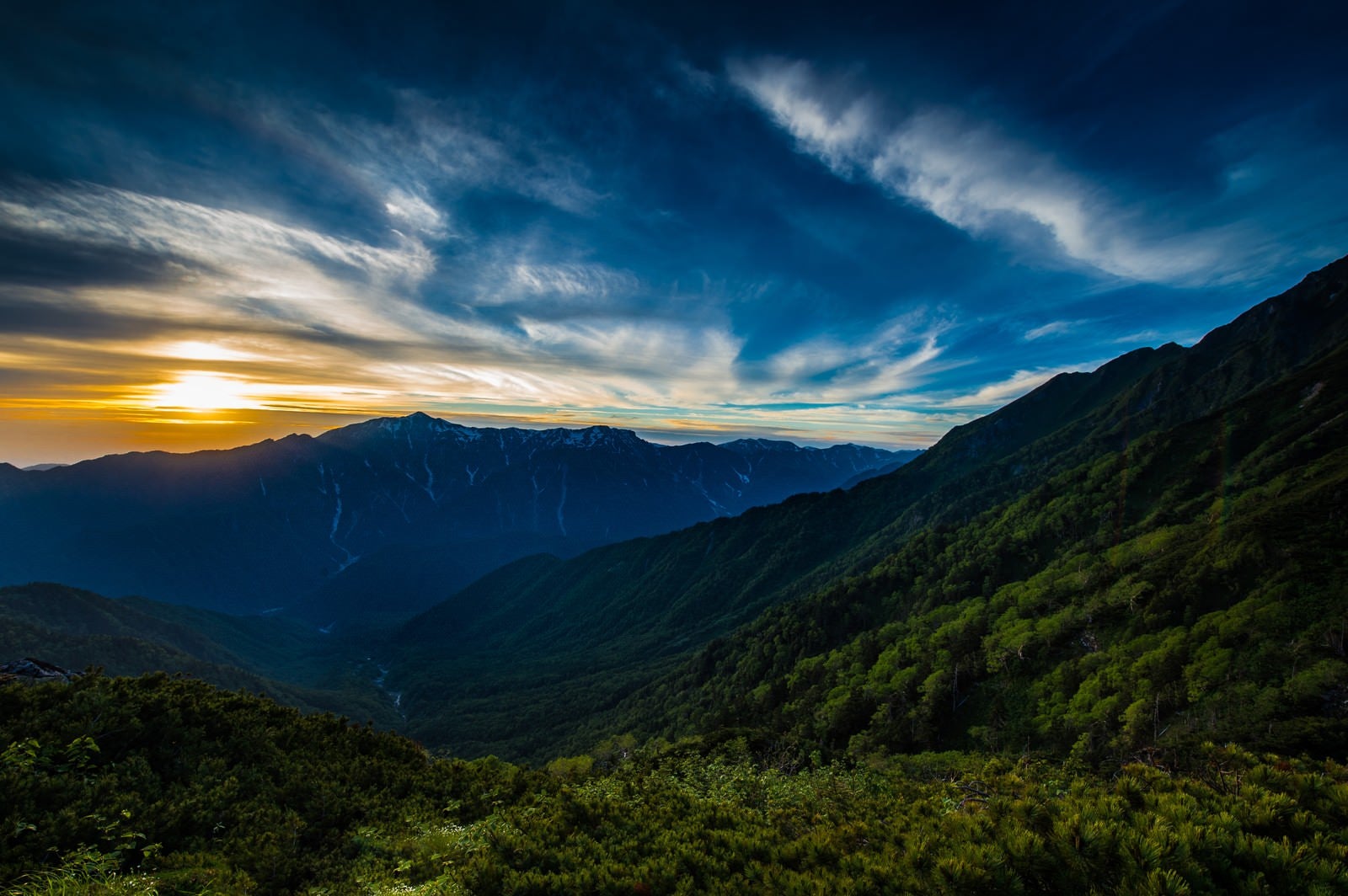 「夕暮れの西穂高岳から望む飛騨山脈の名峰笠ヶ岳」の写真