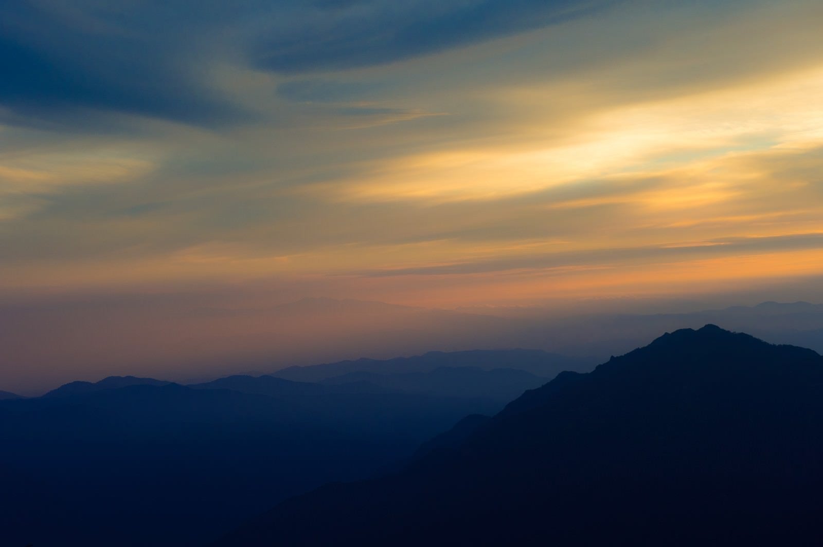 「郷愁感をがある夏の北アルプスの夕暮れと山のシルエット」の写真