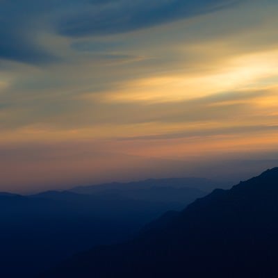 郷愁感をがある夏の北アルプスの夕暮れと山のシルエットの写真