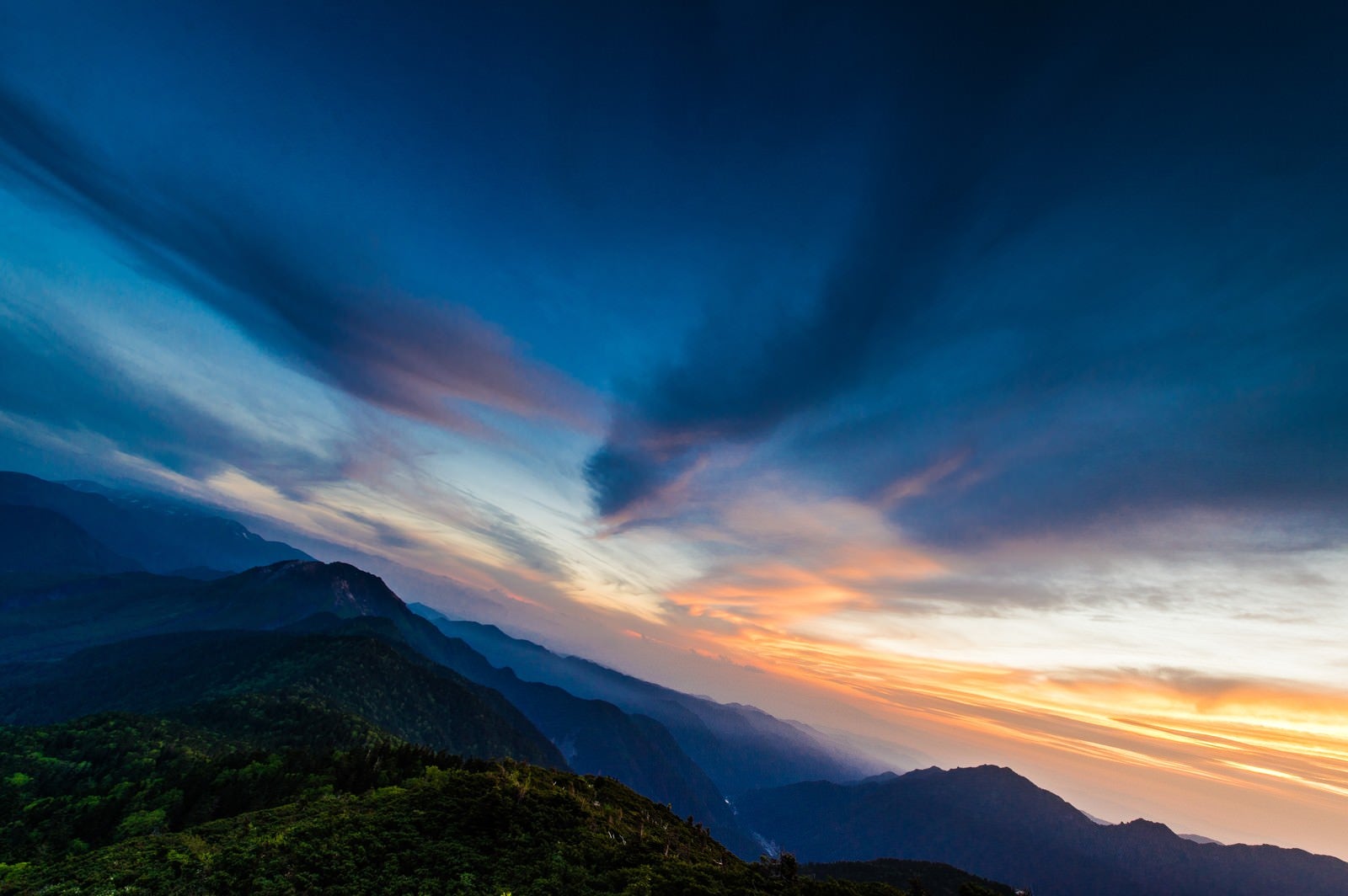 「夕方の西穂山荘からの焼岳」の写真