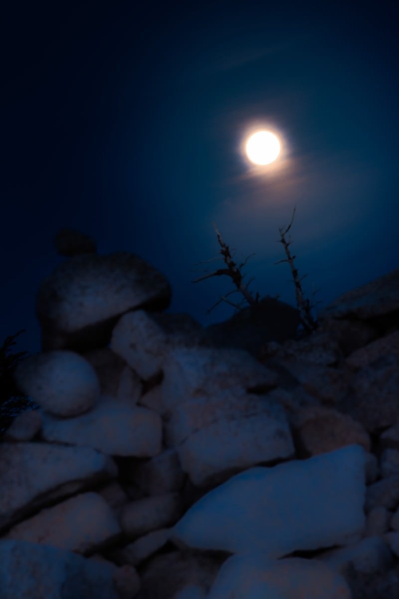 「深夜の稜線のケルンと満月」の写真