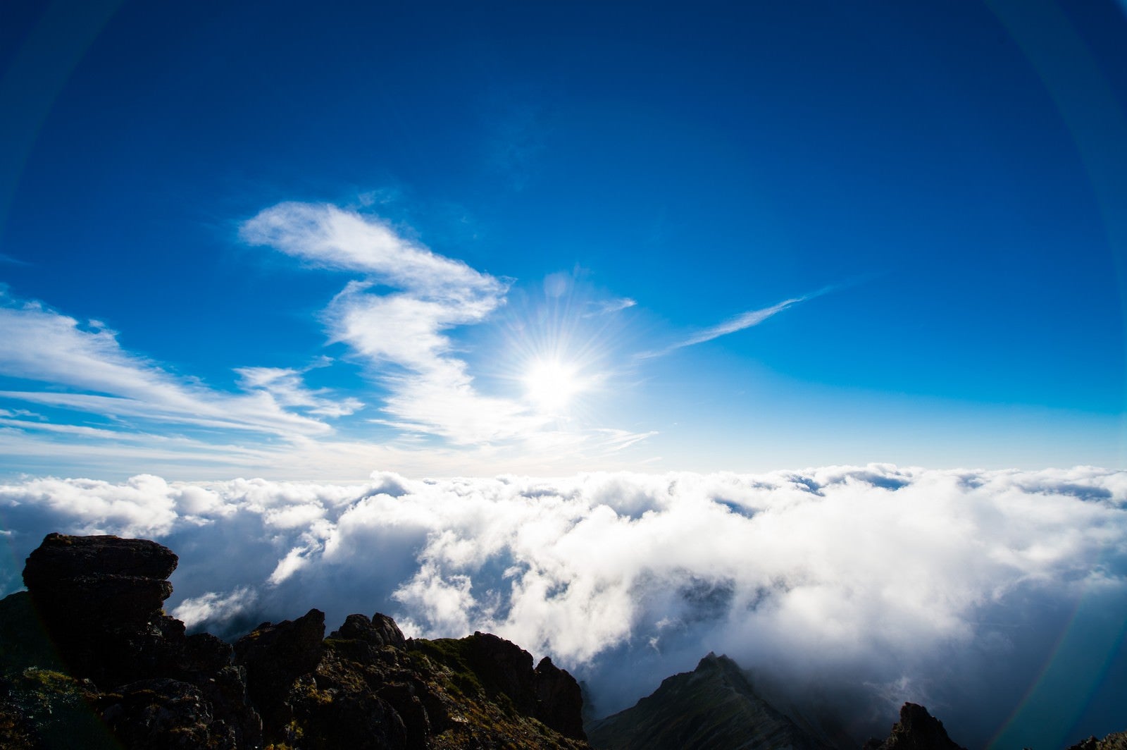 「北アルプスの山頂から見上げる紺碧の空」の写真