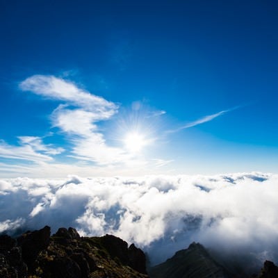 北アルプスの山頂から見上げる紺碧の空の写真