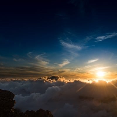 標高3000mを超える北アルプスの夕方の雲海の写真