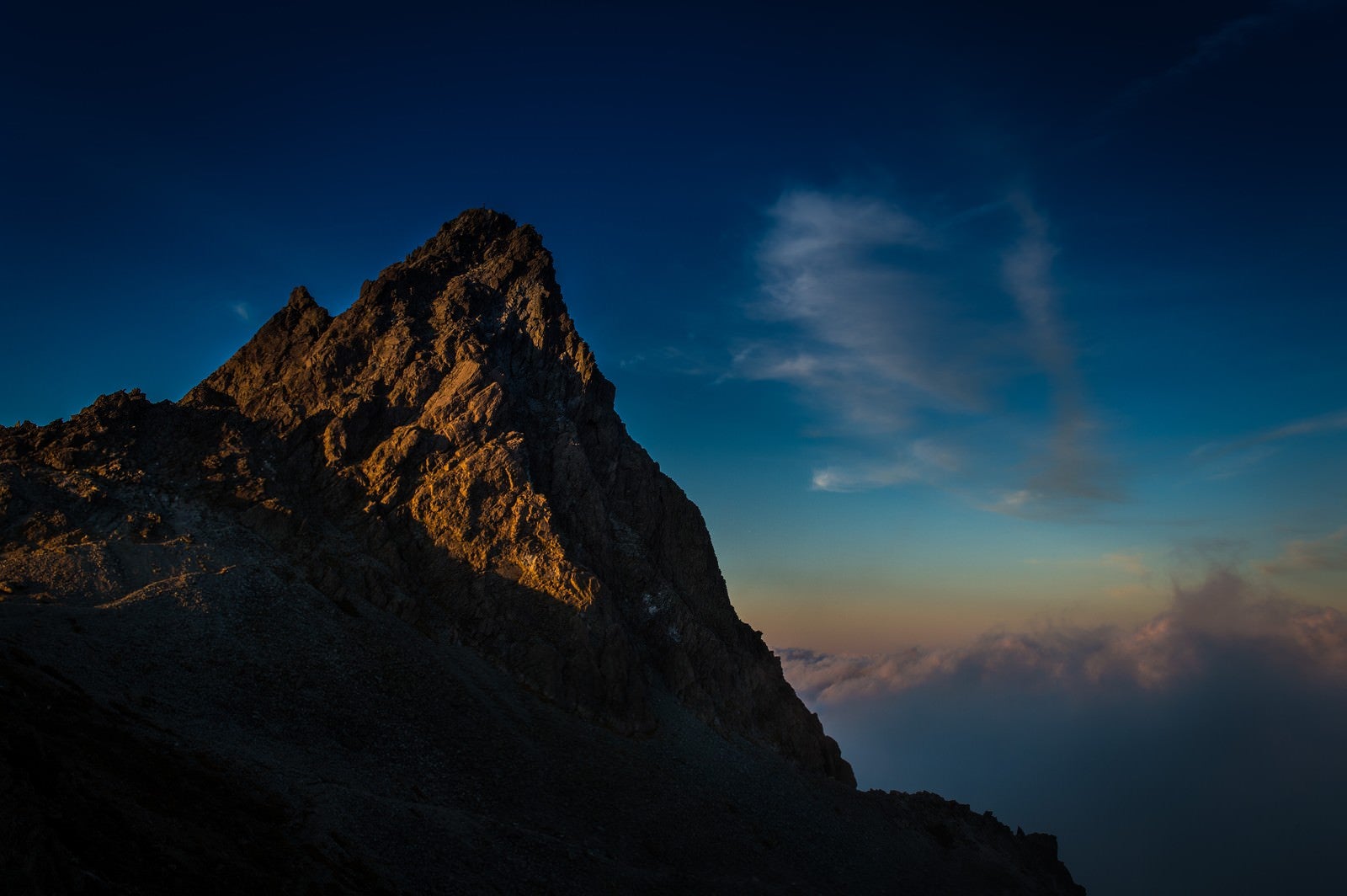 「夕暮れの光を浴びた雄々しく美しい槍ヶ岳」の写真