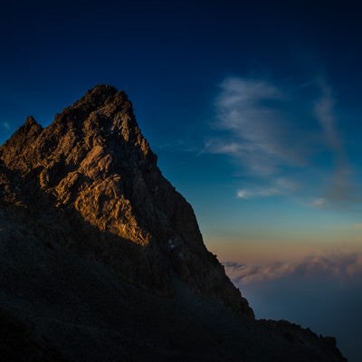 夕暮れの光を浴びた雄々しく美しい槍ヶ岳の写真