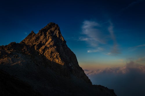 夕暮れの光を浴びた雄々しく美しい槍ヶ岳の写真