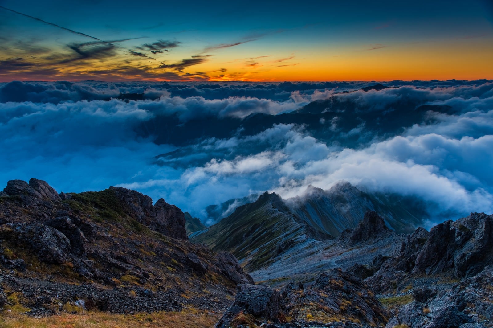 「夕焼けに彩られた西鎌尾根と雲海」の写真