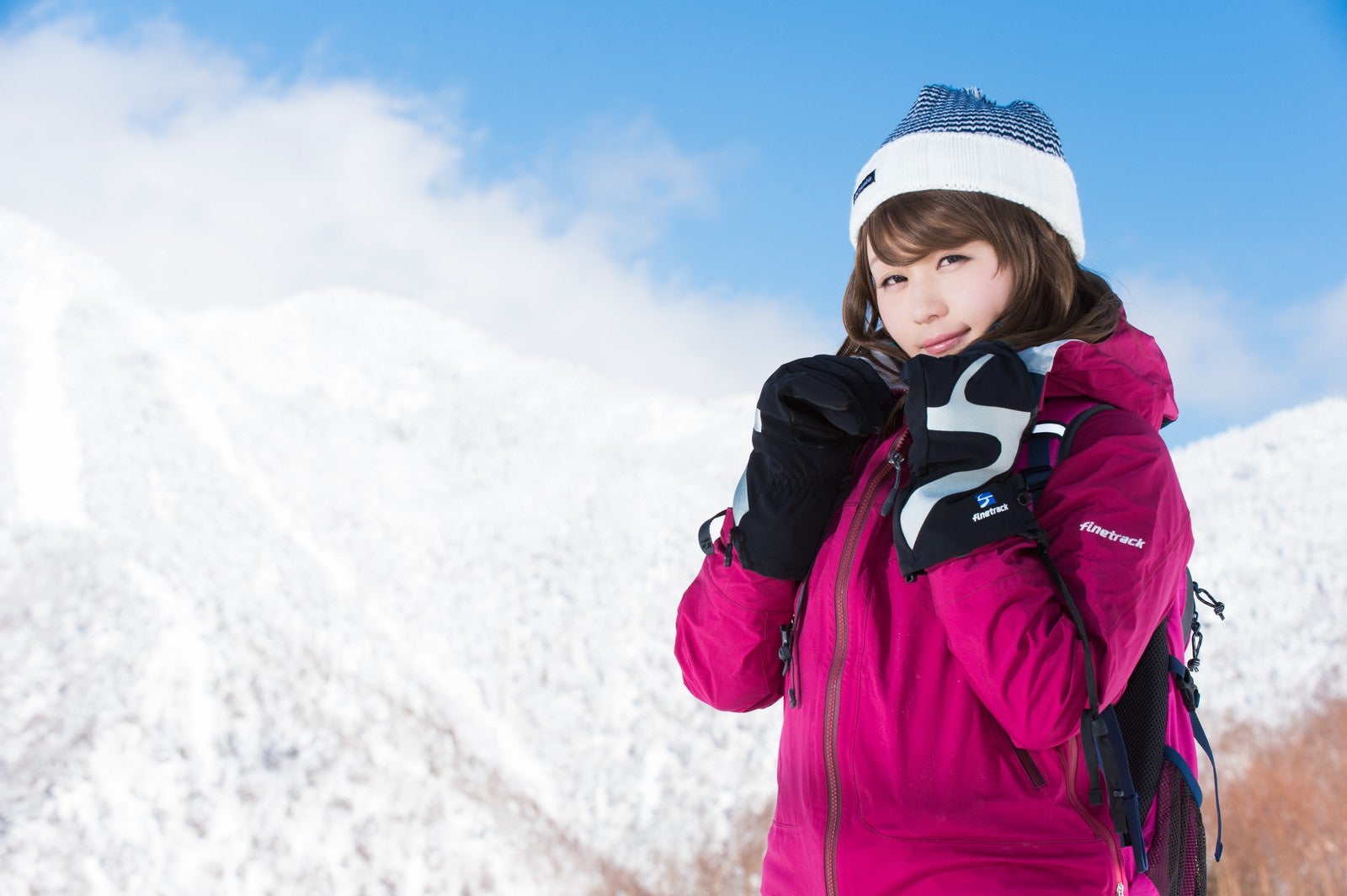 「自分の防寒対策の万全さをアピールする雪山ガール」の写真［モデル：茜さや］