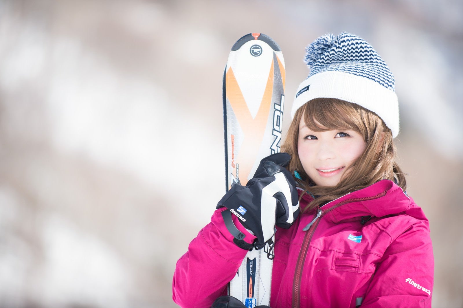 「マイ・スキー板を抱きかかえるウィンターガール」の写真［モデル：茜さや］