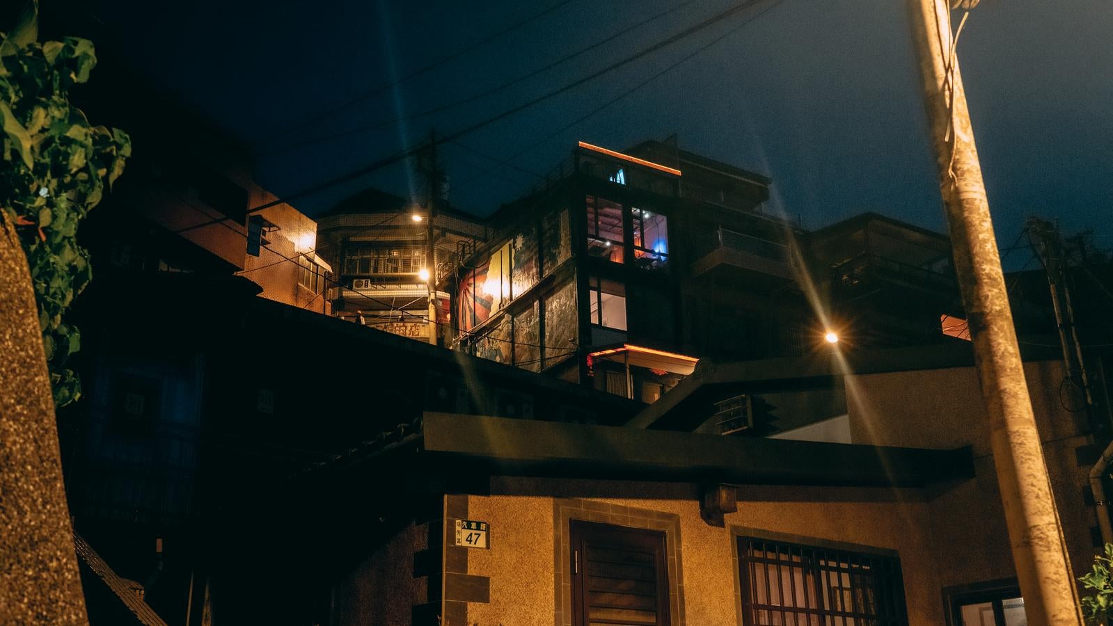 「九份の夜を彩る窓の灯りと街灯」の写真