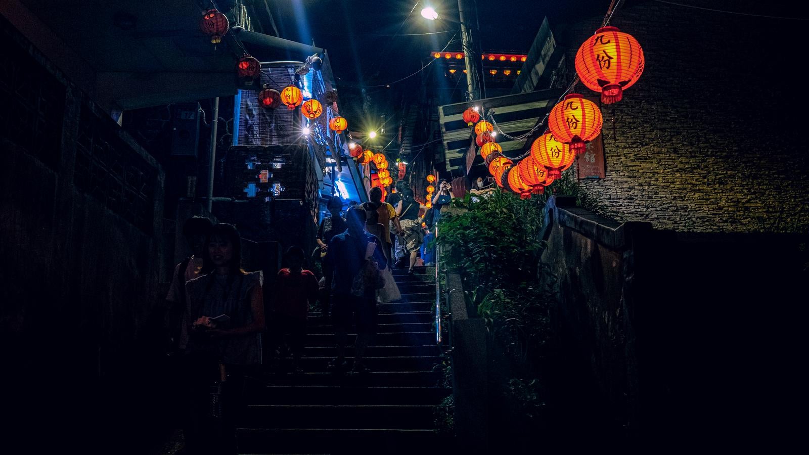 「提灯が連なる夜の九份（台湾）」の写真