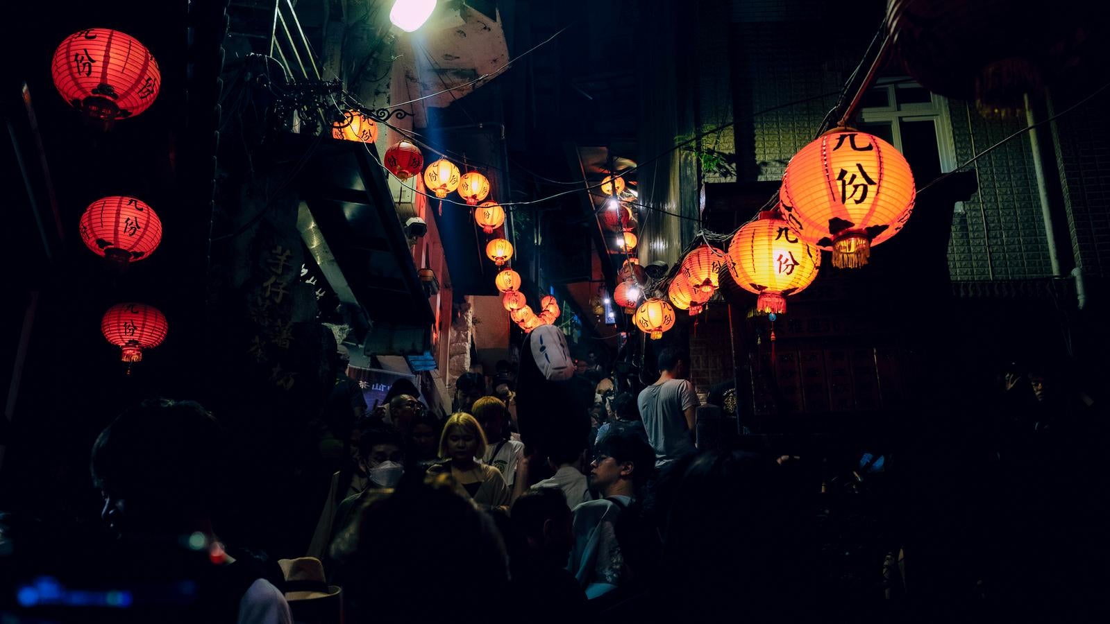「九份（台湾）の細い路地の観光客」の写真