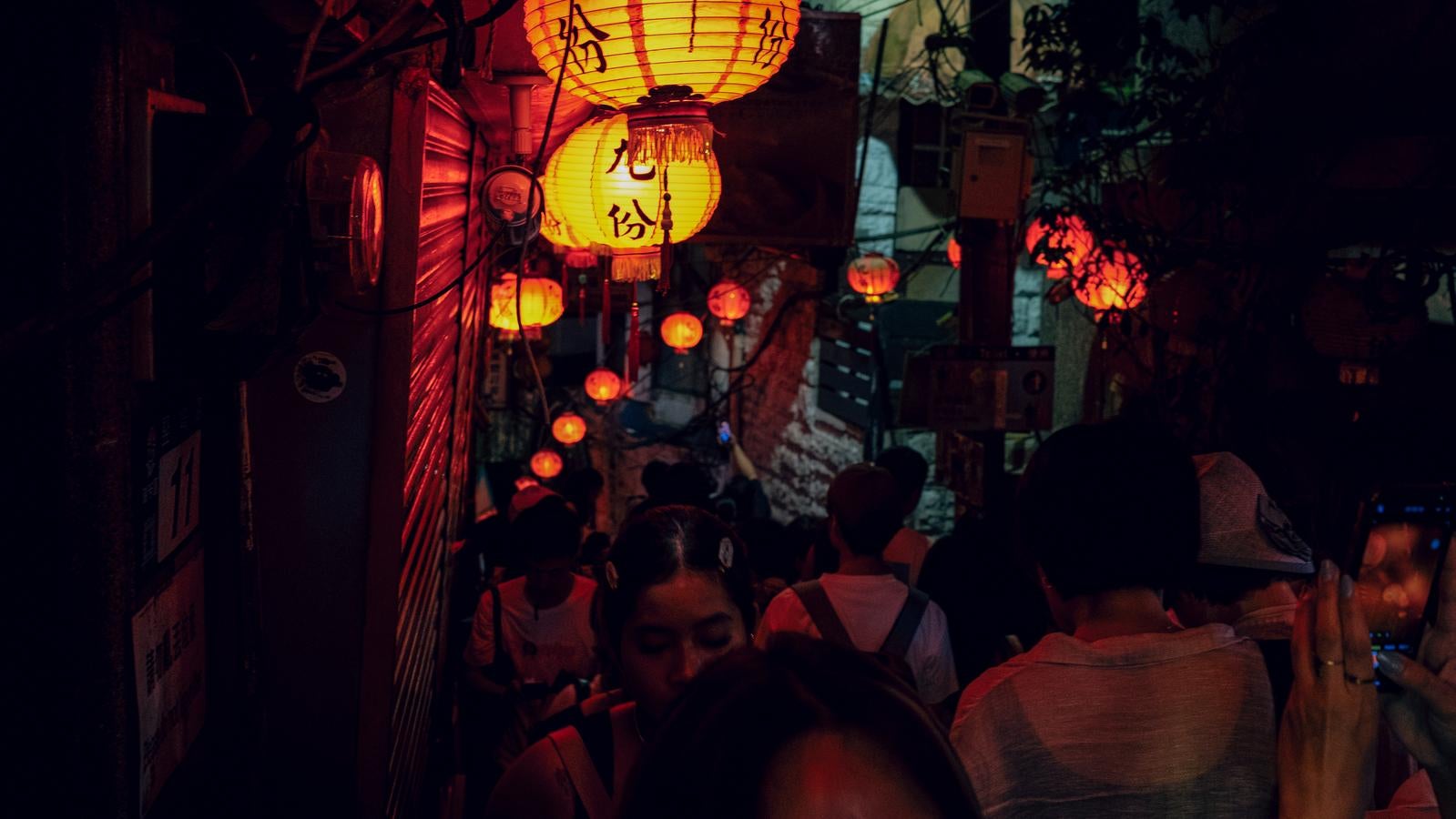 「提灯が照らす台湾九份の夜」の写真