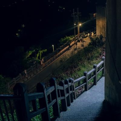 街灯の明かりで浮かび上がる九份の階段の写真