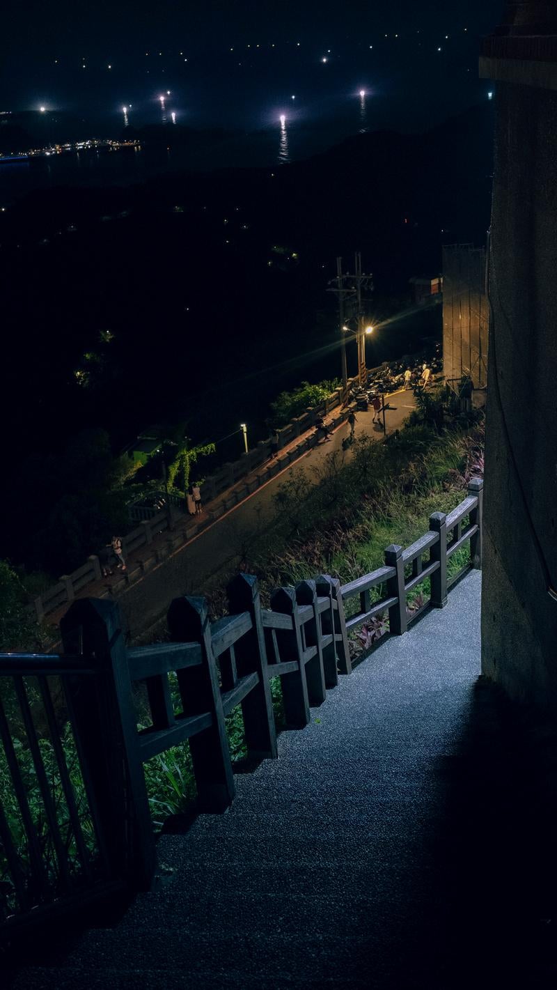 「街灯の明かりで浮かび上がる九份の階段」の写真