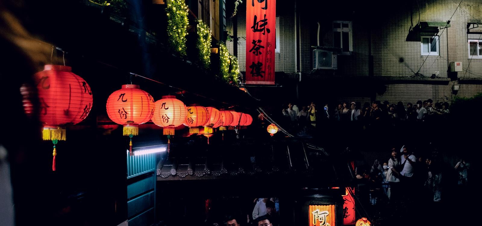 「九份（台湾）の夜の人混みを照らす灯り」の写真