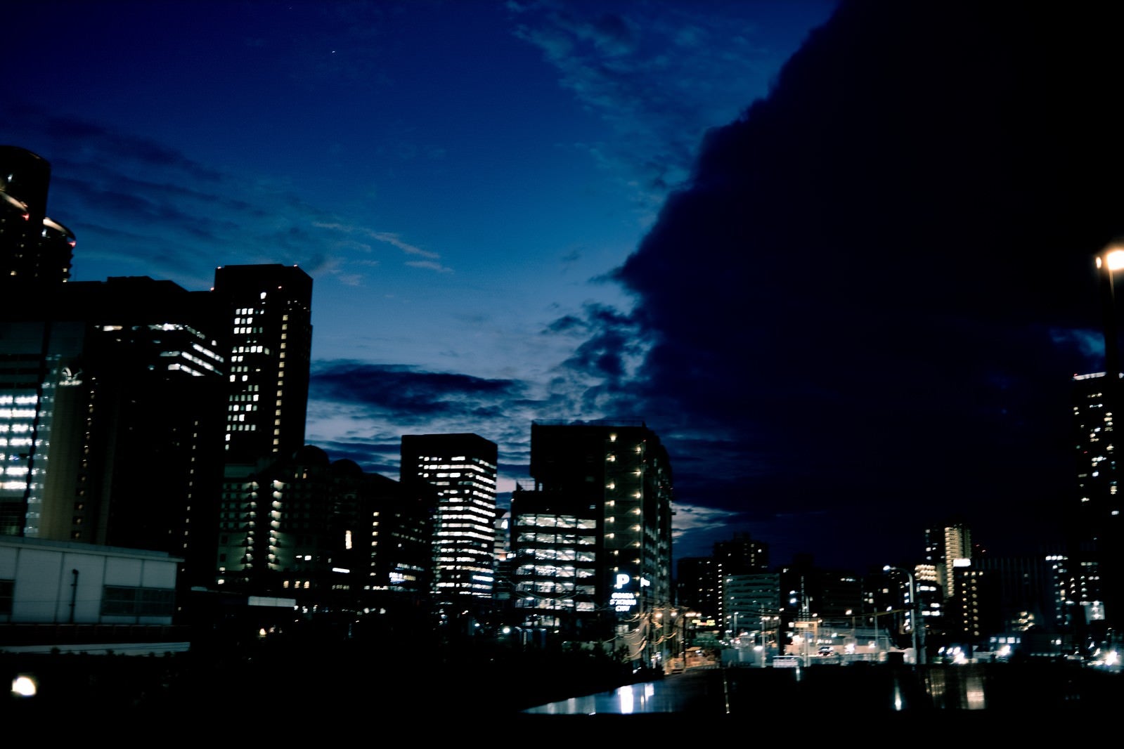 「夜の街並みと雲空」の写真