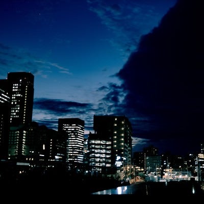 夜の街並みと雲空の写真