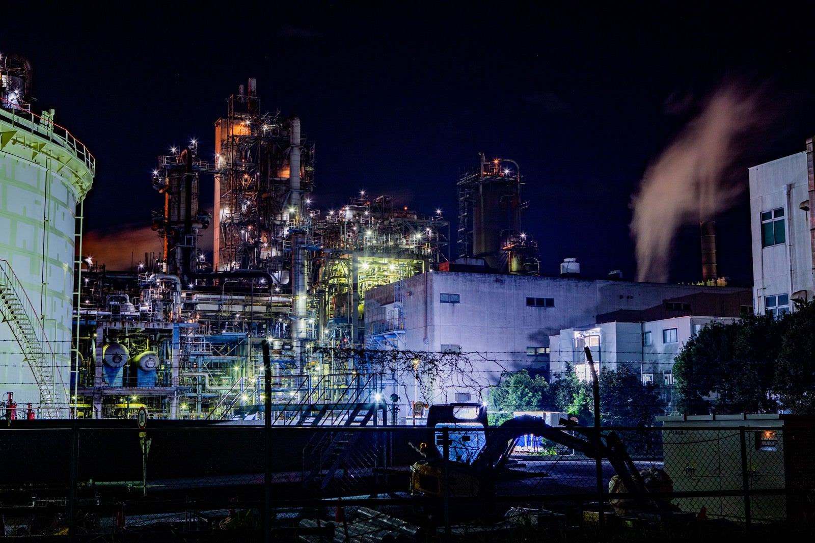 「川崎工場地帯の夜景と立ち上がる煙」の写真