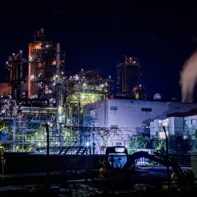 川崎工場地帯の夜景と立ち上がる煙の写真