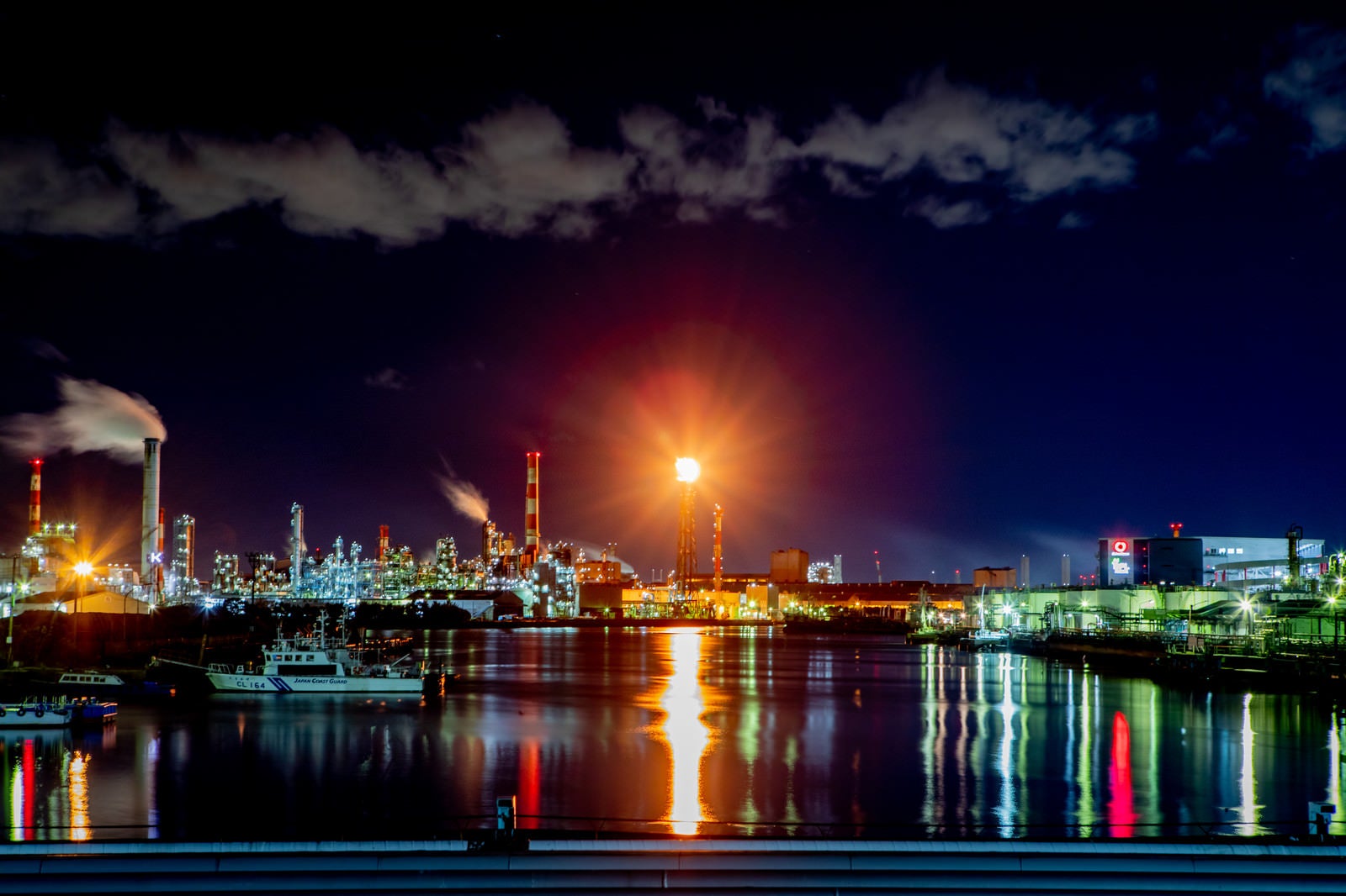 「水面に映る川崎工場夜景とフレアスタック」の写真
