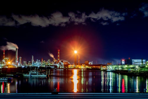 水面に映る川崎工場夜景とフレアスタックの写真