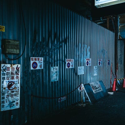 落書きされた壁と駐輪禁止の張り紙（鶴橋）の写真