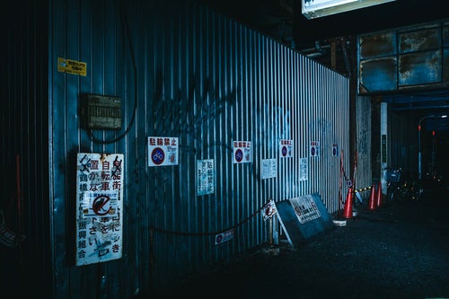 落書きされた壁と駐輪禁止の張り紙（鶴橋）の写真