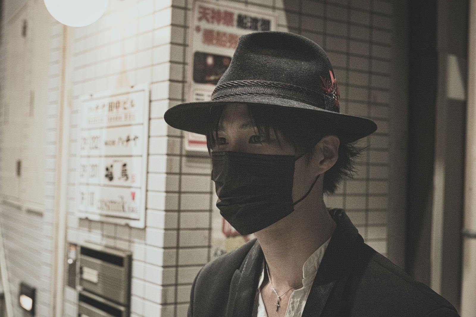 「黒マスクをして出勤中」の写真［モデル：村田裕章］