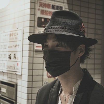 黒マスクをして出勤中の写真