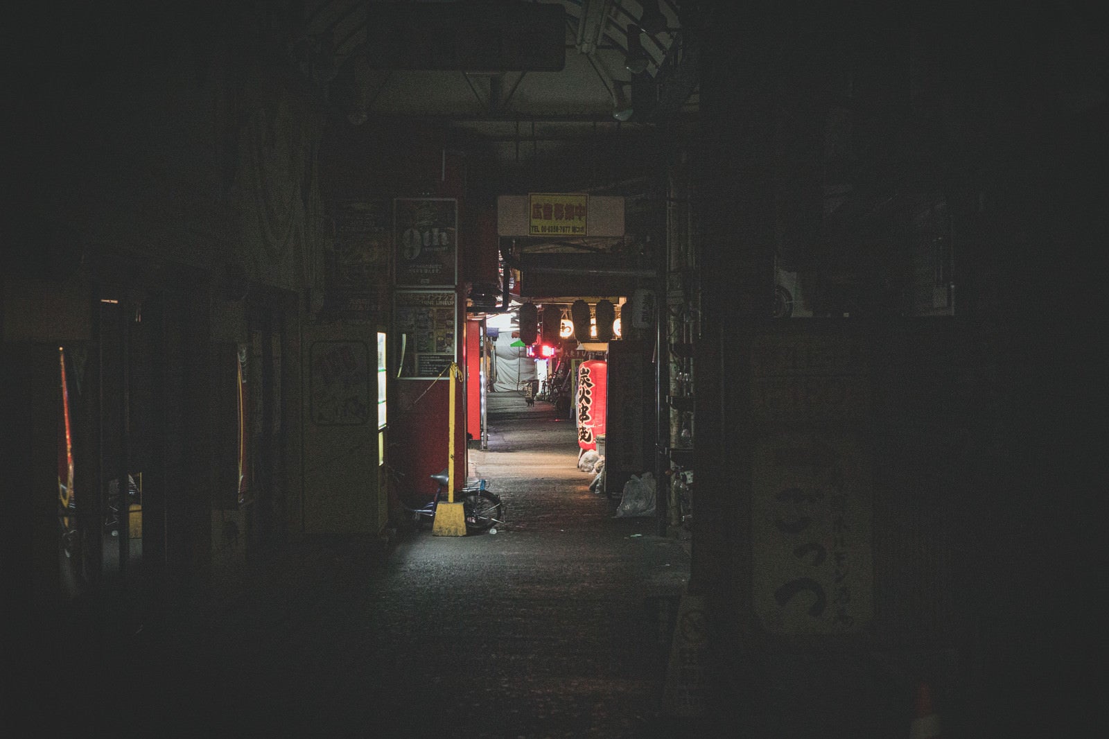 「店が閉まる深夜の飲み屋」の写真