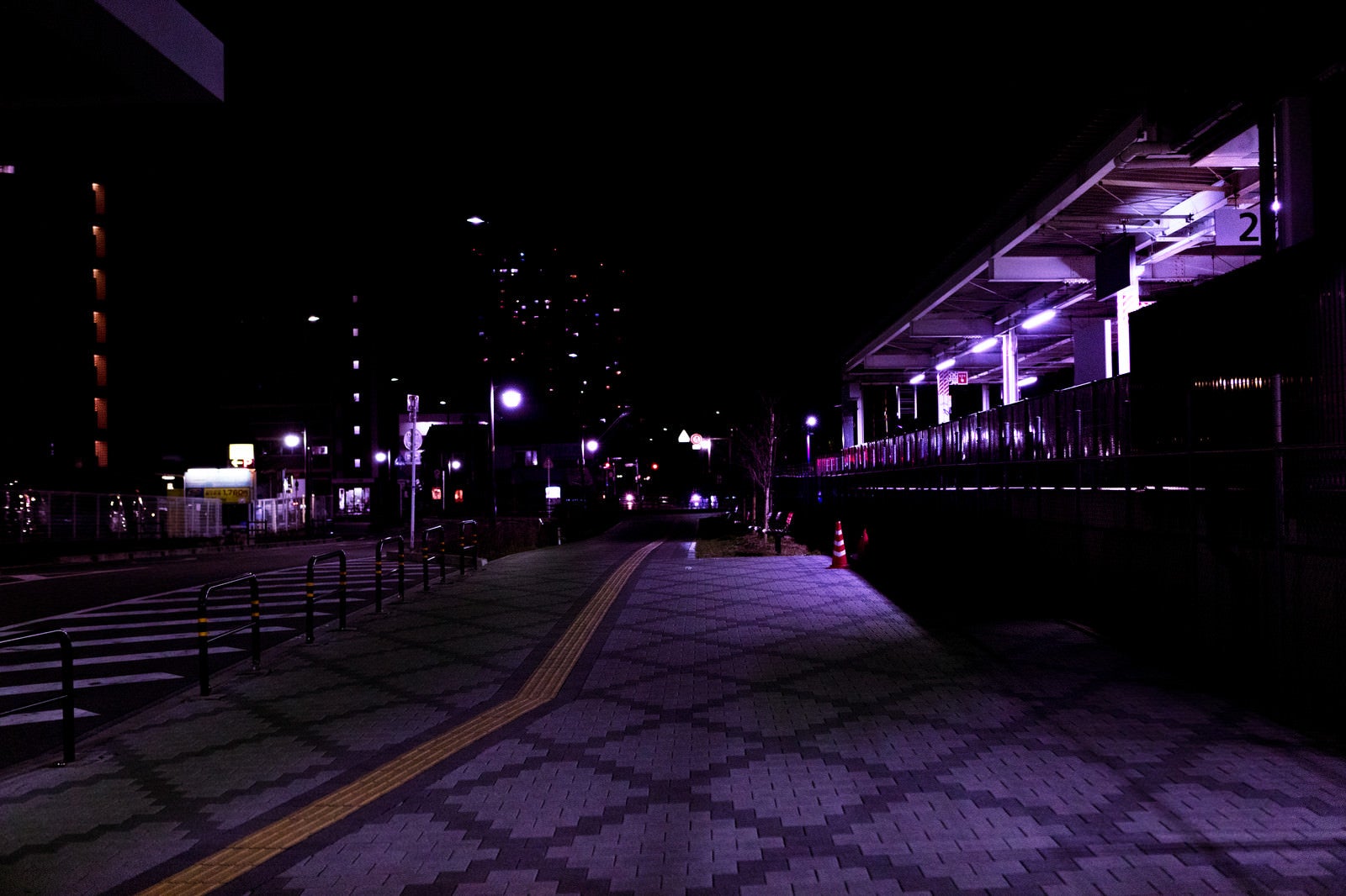 「誰もいない深夜の駅前の歩道」の写真