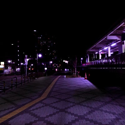 誰もいない深夜の駅前の歩道の写真