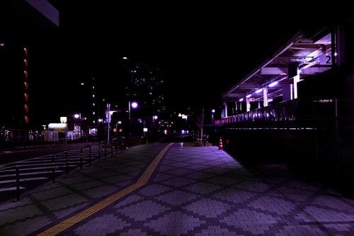 誰もいない深夜の駅前の歩道の写真