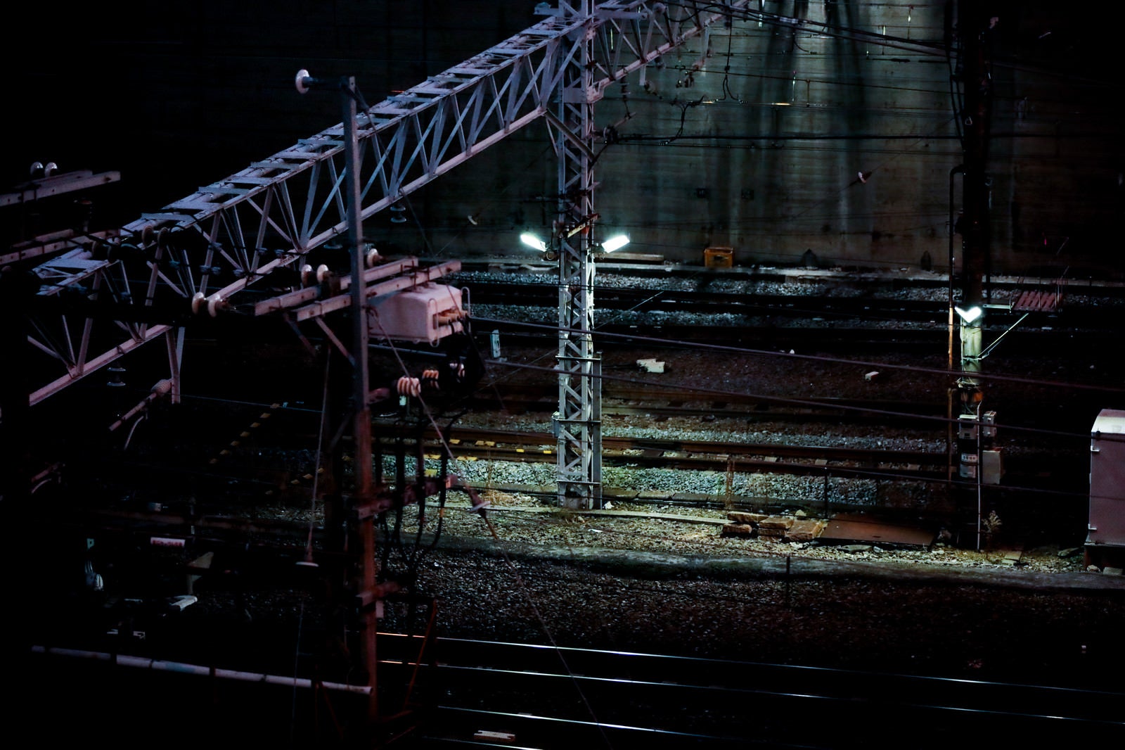 「不気味な夜の線路」の写真