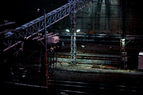 不気味な夜の線路の写真