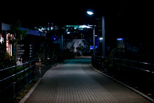 深夜の歩道の写真