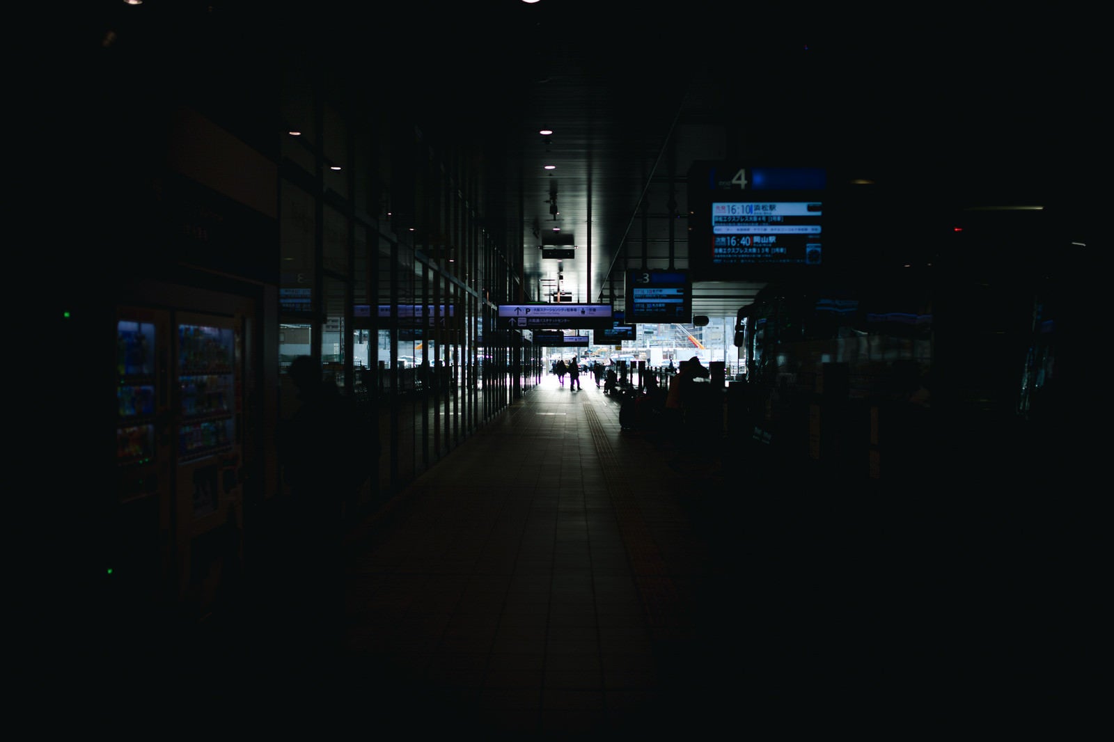 「バスターミナルの歩道」の写真