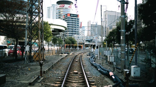 市街地へと向かう線路の写真